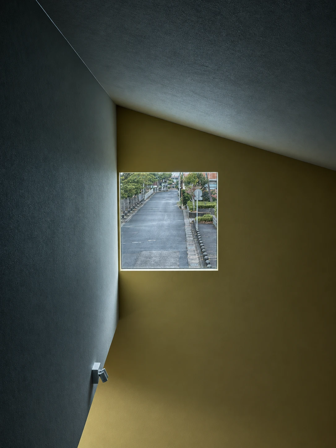 屋根裏の窓から見える街並み